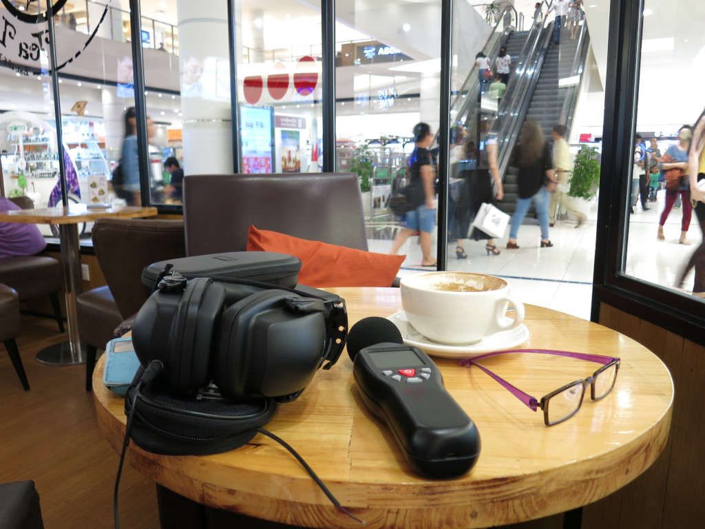 sync-stereo-at-a-shopping-mall-cafe